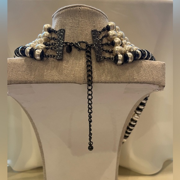 5 Strand Pearl Choker - Picture 3 of 16